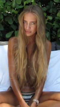 Cazibeli beyaz tenli kız Güven