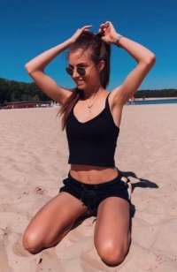 Cazibeli genç kız Başar