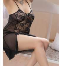 Cazibeli öpüşmeyi seven kadın özün