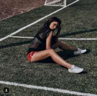 Çekici beyaz tenli kadın Funda