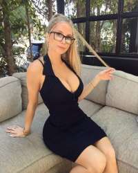 Cıvıl-cıvıl fatezi yapan escort Maral