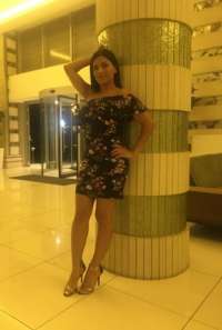 Cıvıl-cıvıl fatezi yapan kadın Füsun