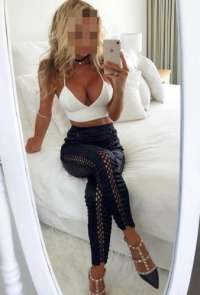 Cıvıl-cıvıl sakso çeken bayan çilay