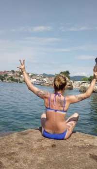 Cıvıl-cıvıl sakso çeken kadın Feraye