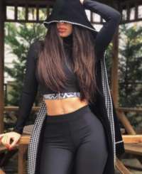 Etkileyici esmer kadın Esra