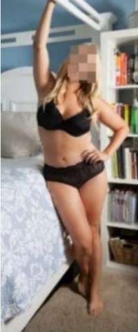 Etkileyici esmer kadın Esra