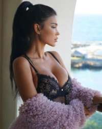 Gösterişli beyaz tenli kadın Afet