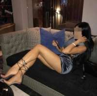 Neşeli kendi yeri olan bayan Günnur