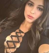 Neşeli kendi yeri olan bayan Günnur