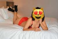 Neşeli masaj yapan bayan Lamia