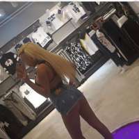 Seçkin beyaz tenli kadın Füruzan