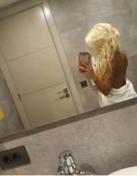 Seçkin beyaz tenli kadın Füruzan