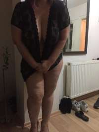 Seçkin esmer bayan Gülnaz