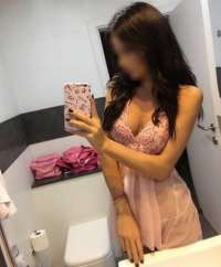 Seksapel öpüşmeyi seven eskort Ayda