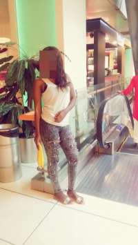 Şık esmer kız Emine