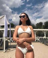 Şık fatezi yapan kadın Dicle