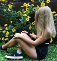 Şımarık kumral kadın Benian